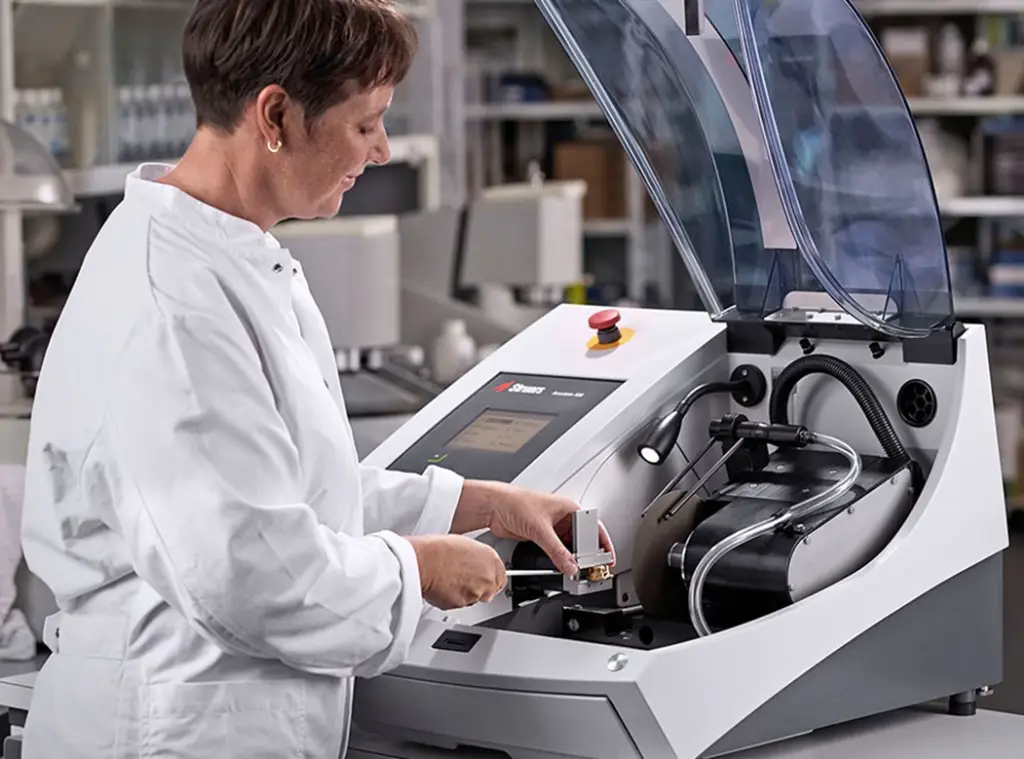 Imagen de la Losa industrial de un almacén grande, con estructuras metalicas.