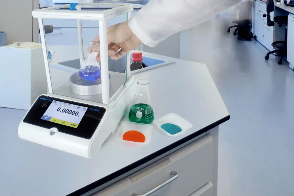 Imagen de la Losa industrial de un almacén grande, con estructuras metalicas.